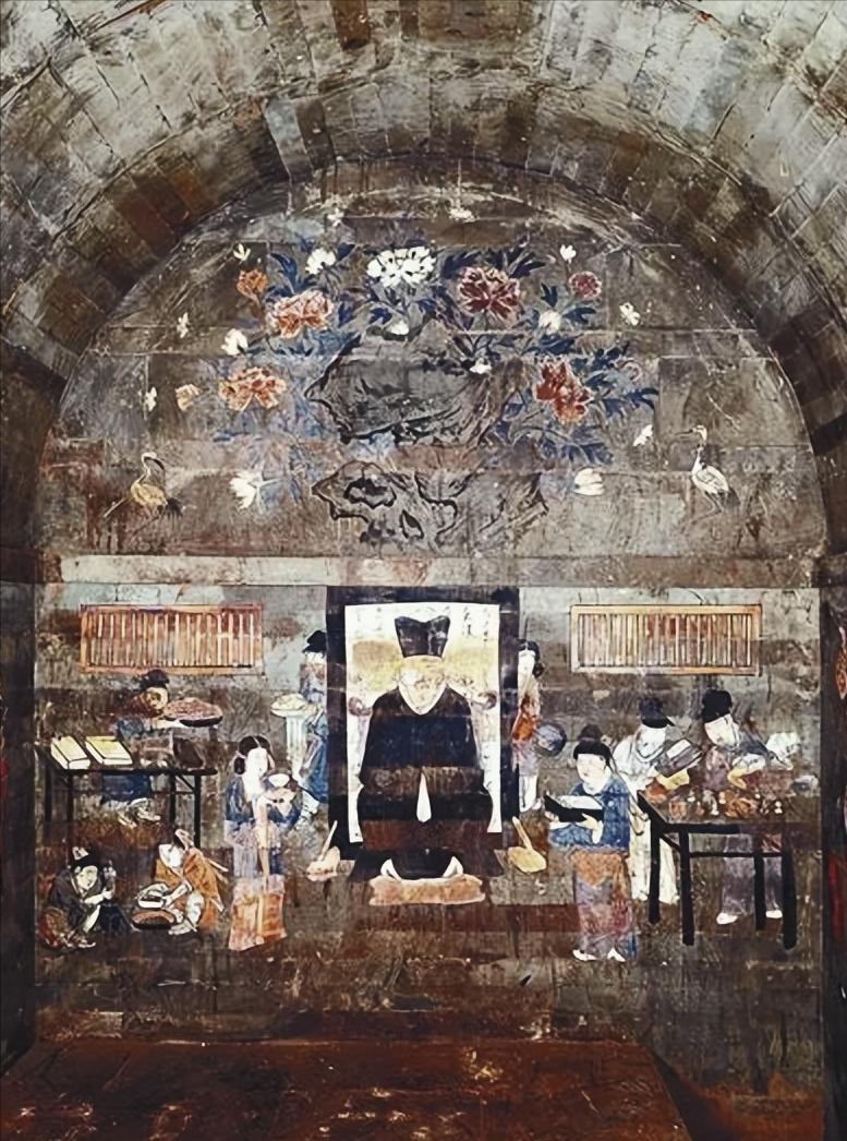 2009年，陕西考古队挖掘古墓，当墓门被打开，众人大吃一惊，墓室狭小且没有棺椁和