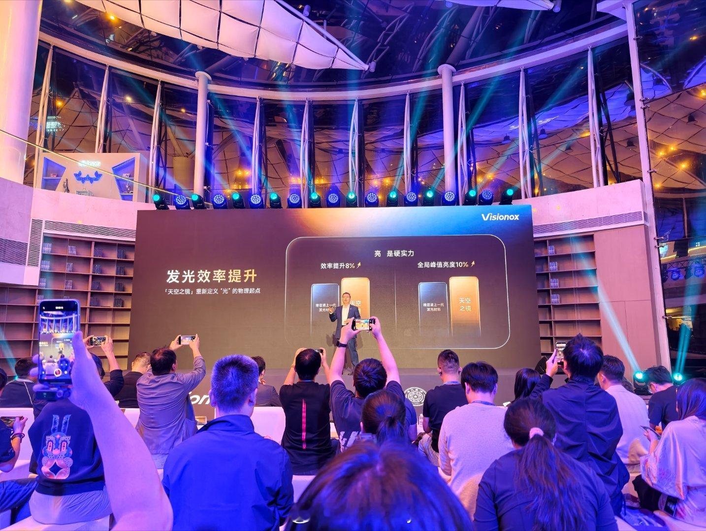 维信诺、iQOO、清华大学三方联手带来定制化pTSF天空之镜发光材料。这项新发