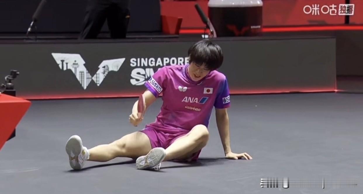 王楚钦横扫户上隼辅，又一次把户上打的“连滚带爬”。新加坡大满贯，王楚钦3-0