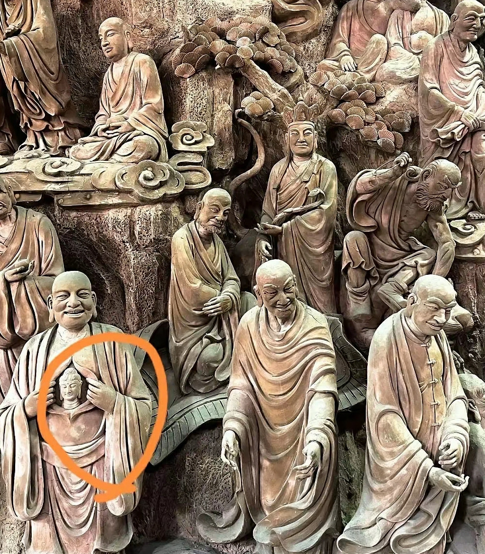 寺庙看到一个造型独特怪异的佛像，有谁知道这是什么佛像？