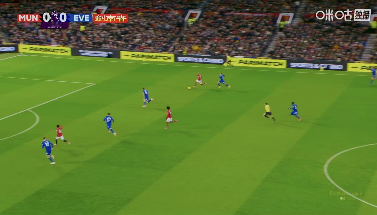 10多分钟这个运动反击，就是齐尔克泽最大的问题，没速度！他的无球跑动速度，甚至