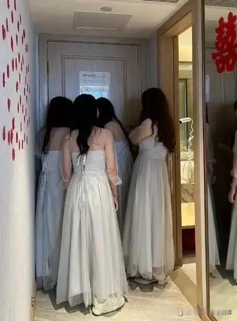 事件完整评析事情经过接亲当天，5位伴娘统一堵门，每人索要999元红包