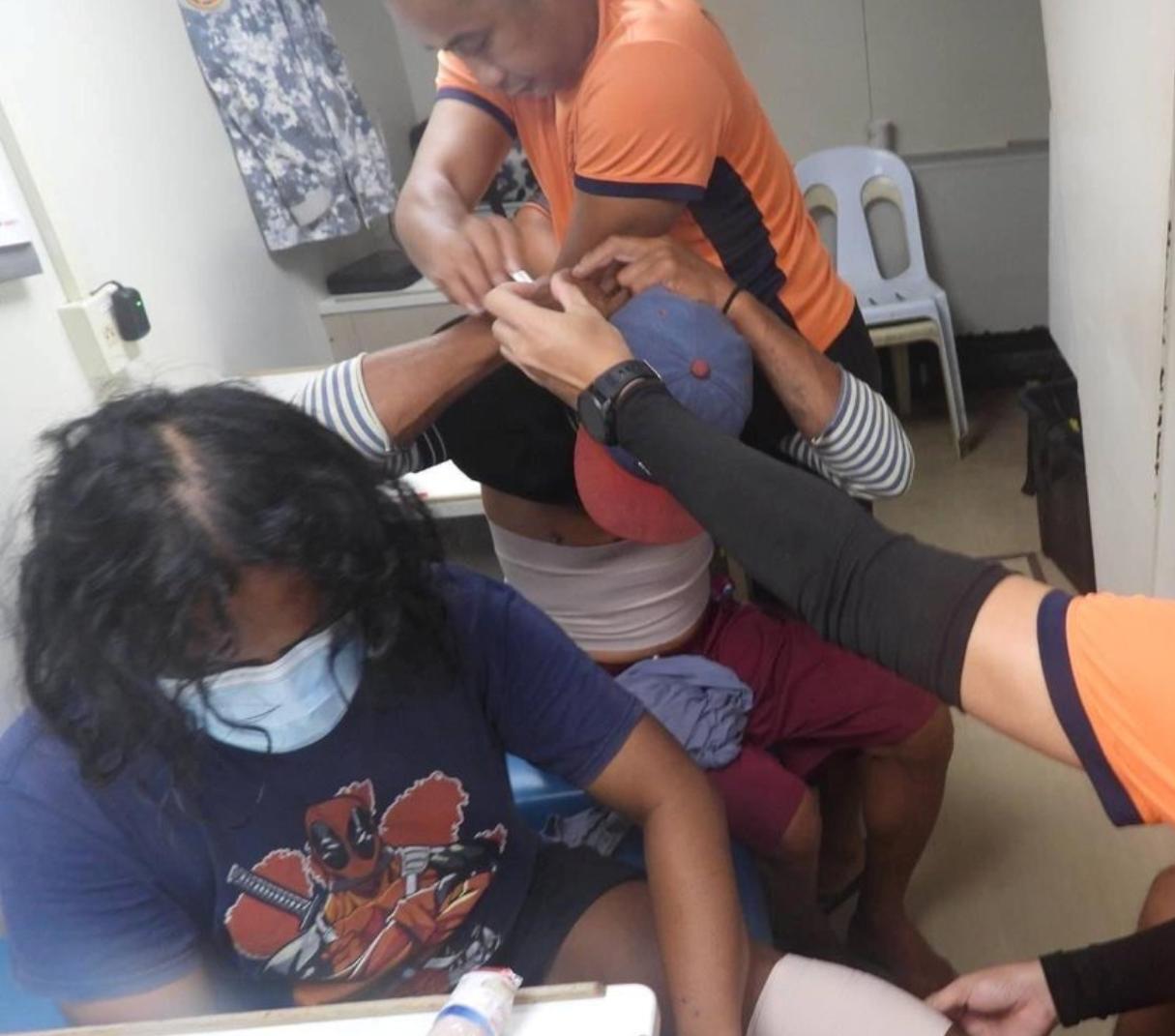 菲律宾强闯仙宾礁，中国海警一边水炮驱离，一边确保他们的船不会沉没12月12号，