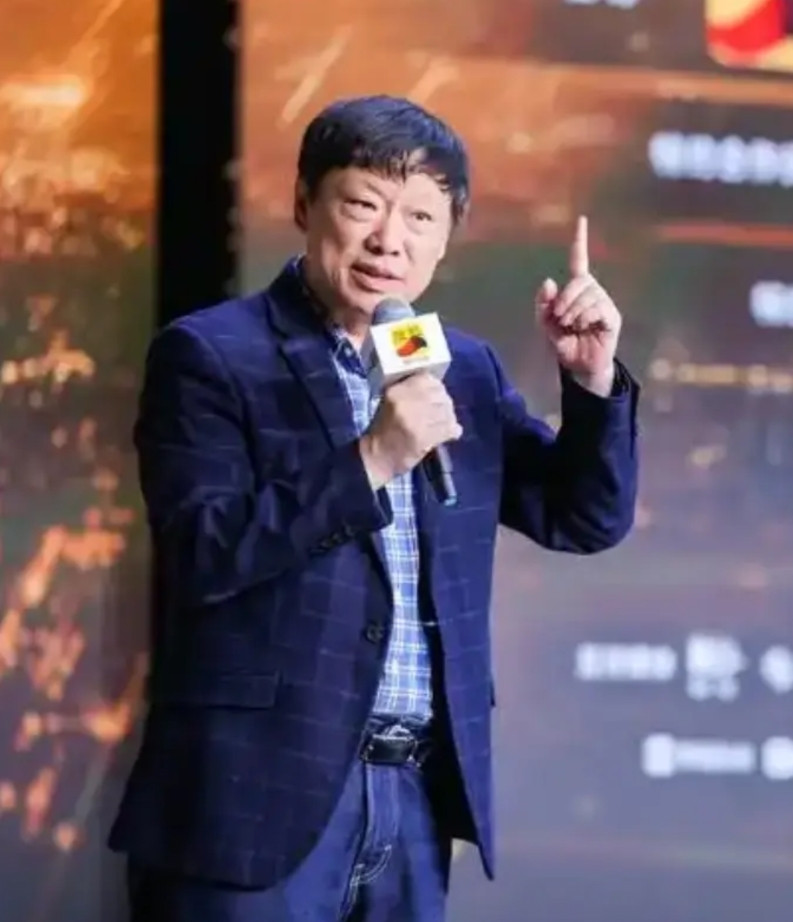 针对雷军公司失职但没违法的高管王腾被辞退的事件，胡锡进也发表一个很及时的观点，提