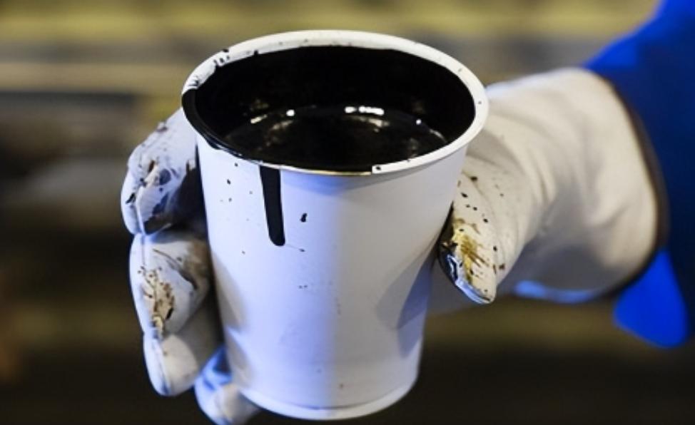 一吨原油送进炼油厂，可不是只出一种油，能炼出300公斤汽油、400公斤柴油，还有