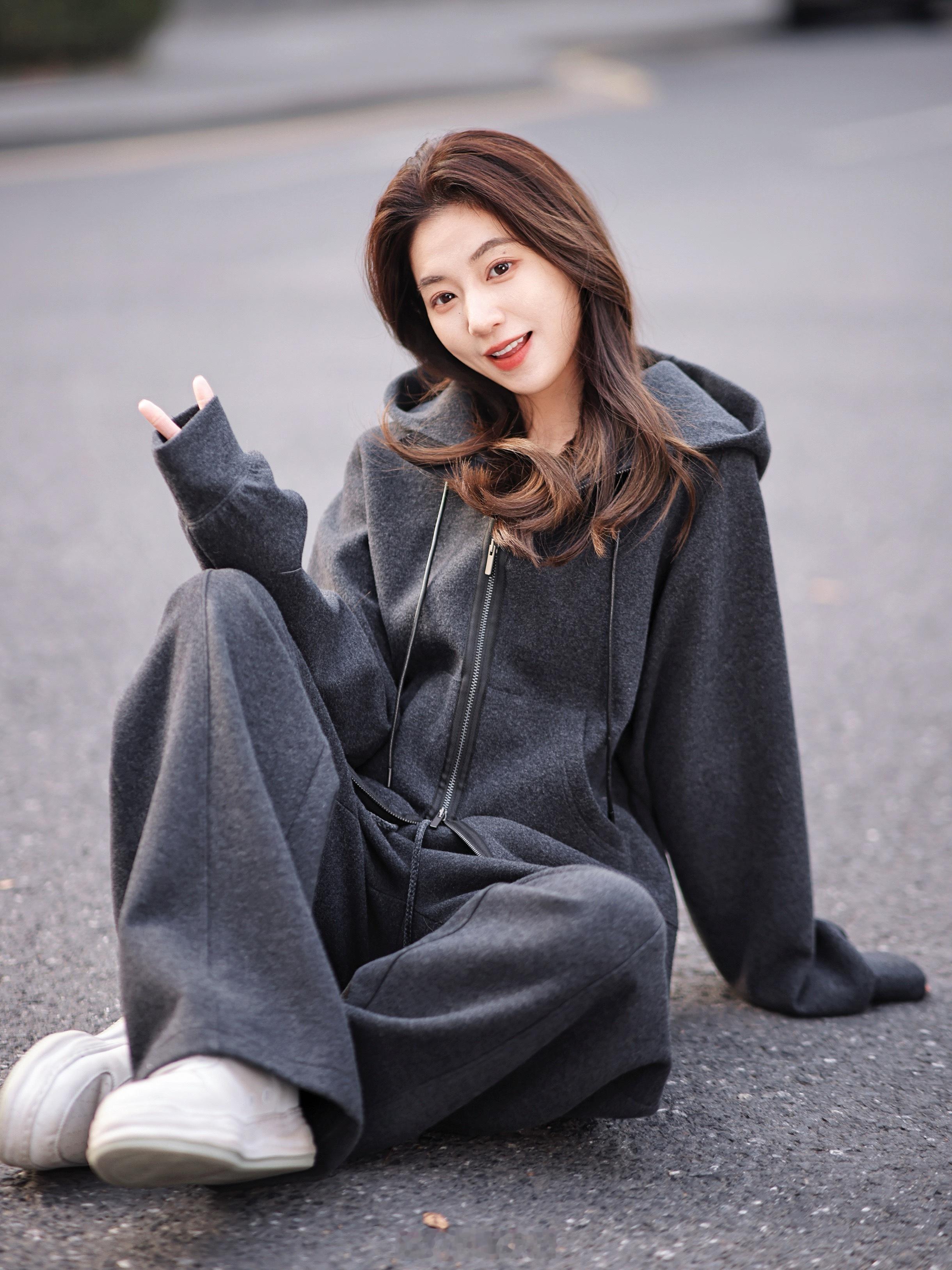 又到本懒人最爱时刻～棉+发热纤维的卫衣套装！软糯柔韧巨巨舒服最好搭的深灰色调横
