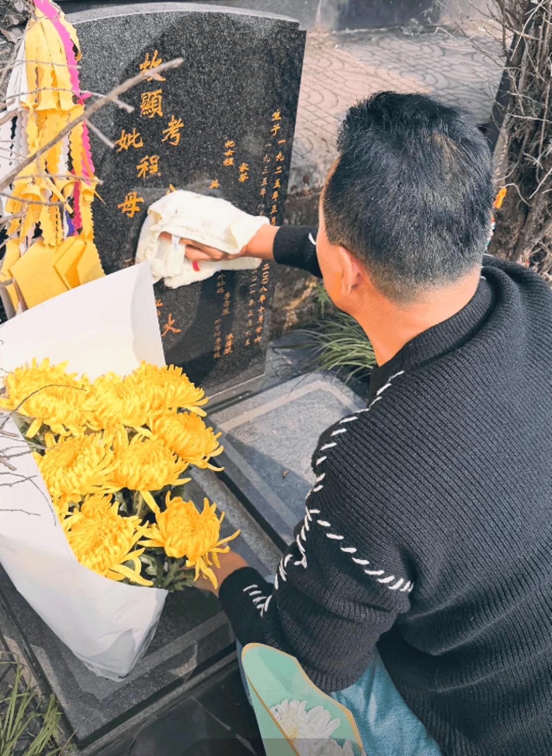 上周日，我们去给父母扫墓，无意间发现离我父母墓地不远，有两个年轻小伙子的墓碑，一