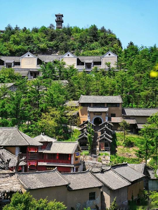 洛阳栾川抱犊古寨，藏在深山里的冷门古村落。海拔偏高体感凉爽，清末石砌古建保存完好