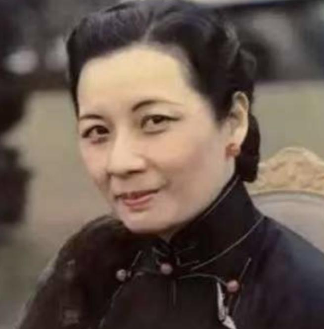 宋美龄长得美艳动人，为啥老蒋却和她分床30年？原因是她有四大怪癖，每一个都让老蒋
