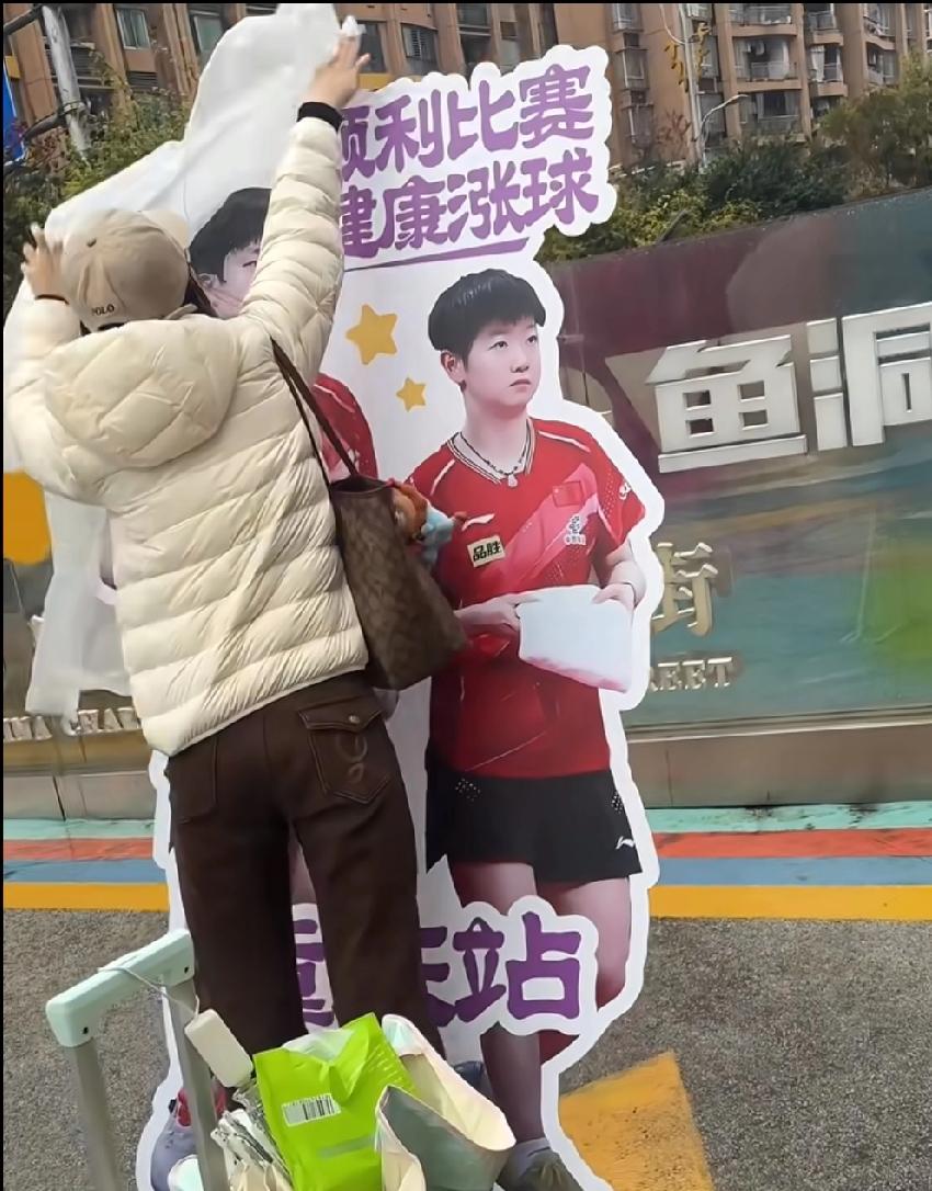 重庆街头这一幕，直接看哭了！😭家人们，我真的被重庆街头这一幕狠狠戳中了，