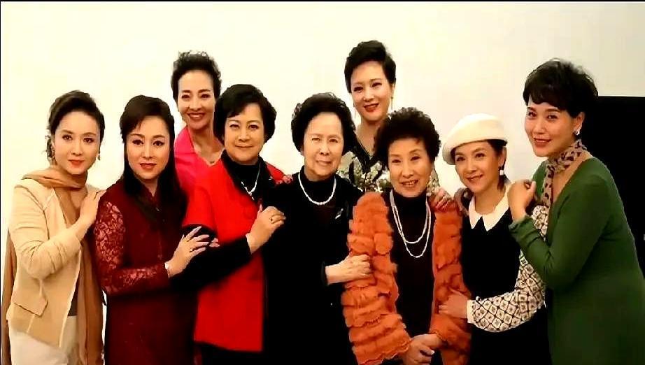 一张《西游记》后台照，观音菩萨毕恭毕敬地坐在一旁，中间的“凡人”导演杨洁，才是整