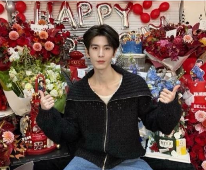 张凌赫直播穿妈妈织的毛衣，全网沸腾：这才是最贵的高定​​​