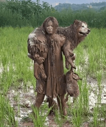 这是我见过最可怜的美女！别人回娘家都是左手一只鸡，右手一只鸭，这女孩更猛