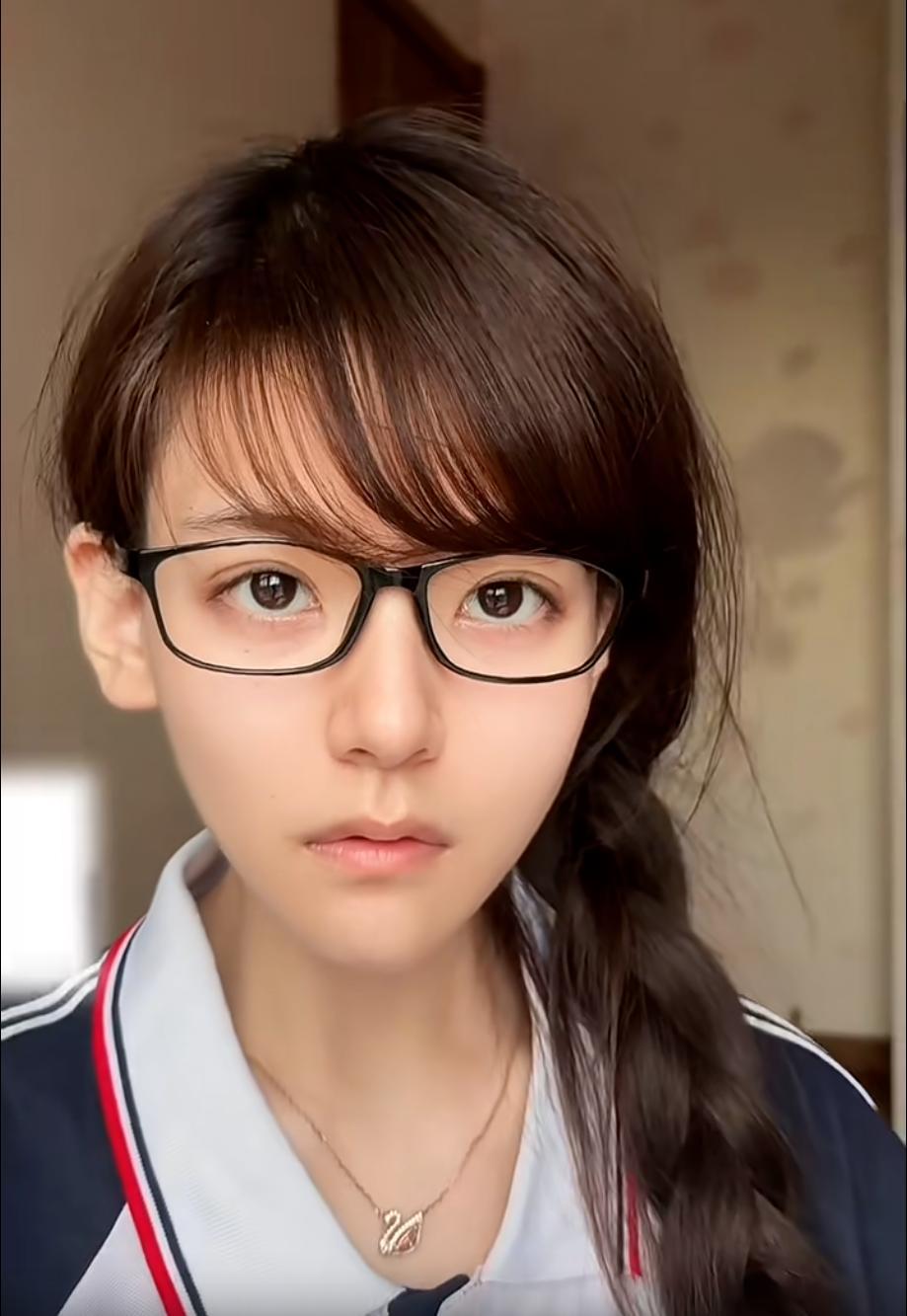 美女很苦恼，觉得眼镜封印了自己的颜值，想做近视手术。你们觉得她是戴眼镜好看还是不