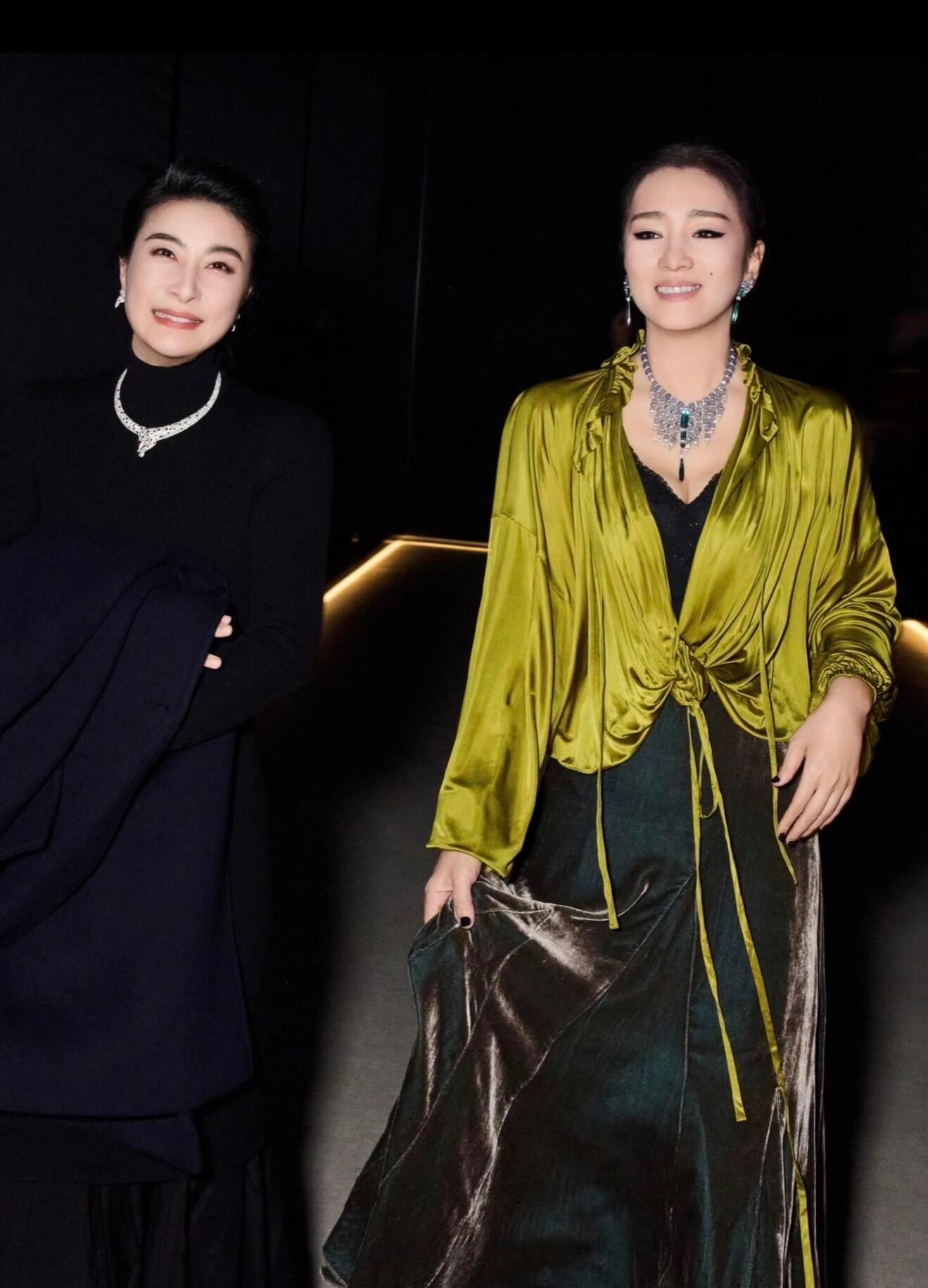 真不敢想象巩俐已经60岁了，岁月完全不败美人啊，依旧女王范儿十足！