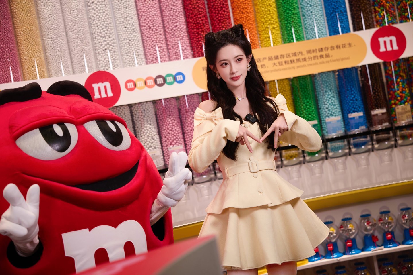 孟子义亮相M&M'S品牌活动，一袭米白色露肩裙搭配蝴蝶结设计，尽显甜美灵动气