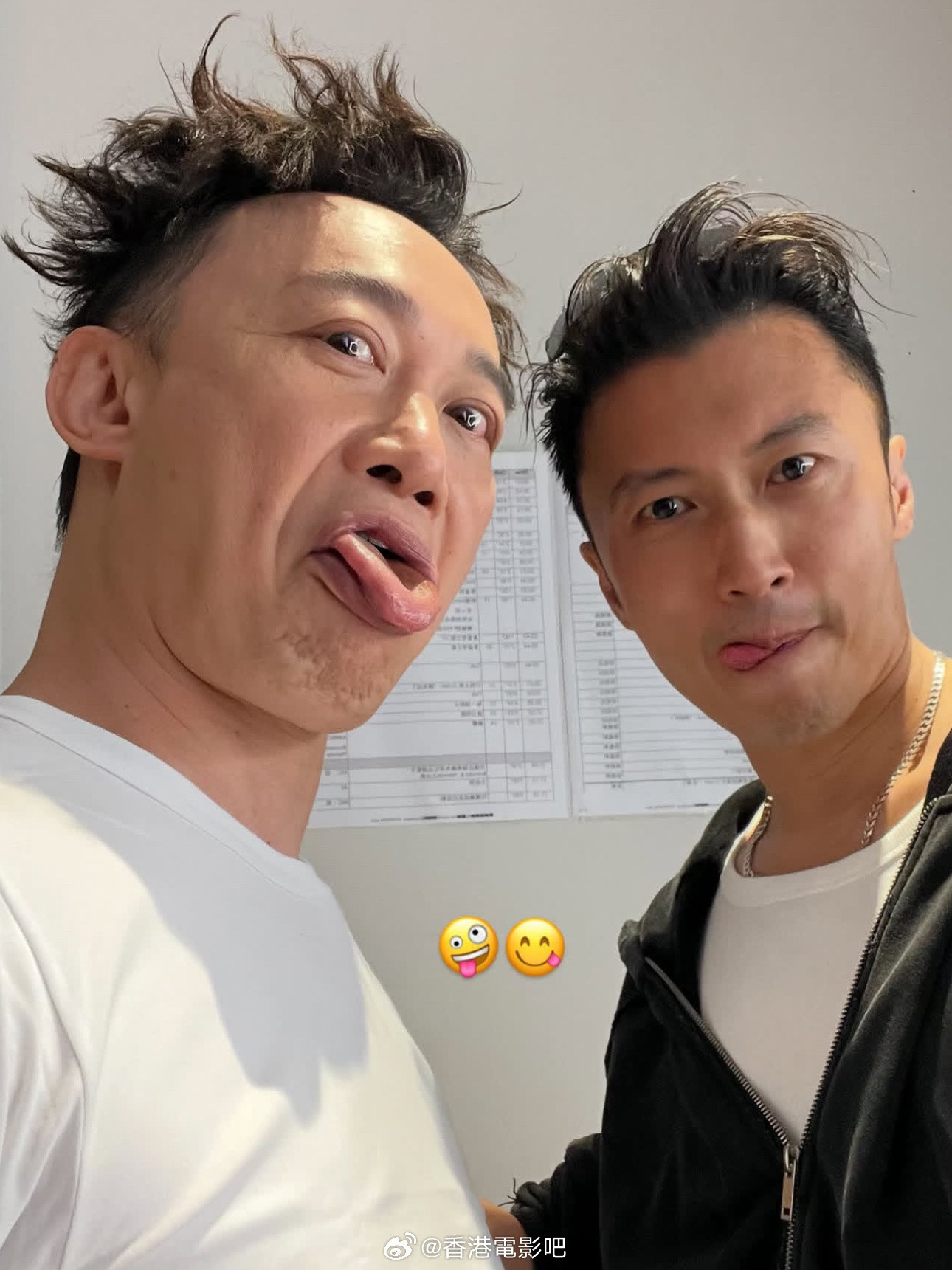 陈奕迅和谢霆锋后台合照在一起就搞怪👻​​​