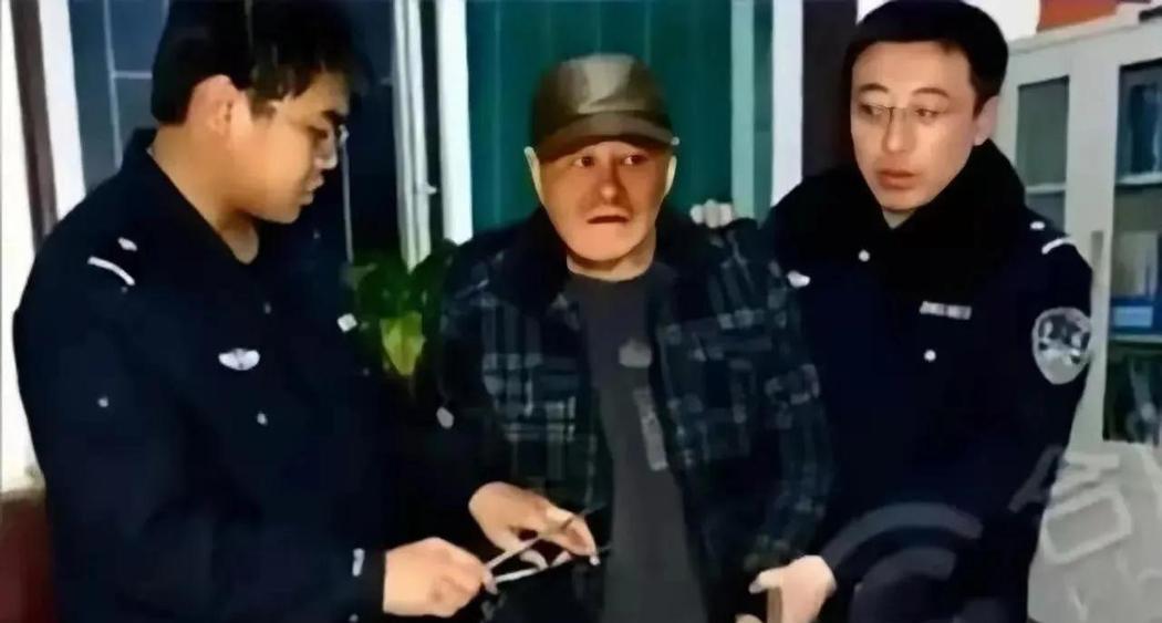 2015年，有媒体报道：“赵本山涉H被抓，家里搜出20吨黄金，花60亿自救未果，