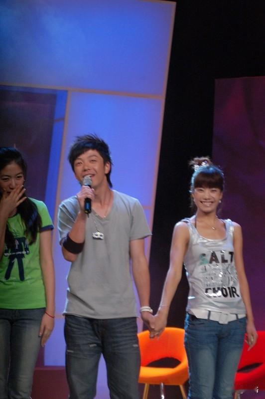 36岁快男谭杰希参加《中国唱将》，这一经历真挺有看头。当年快男舞台上那个穿格子衬