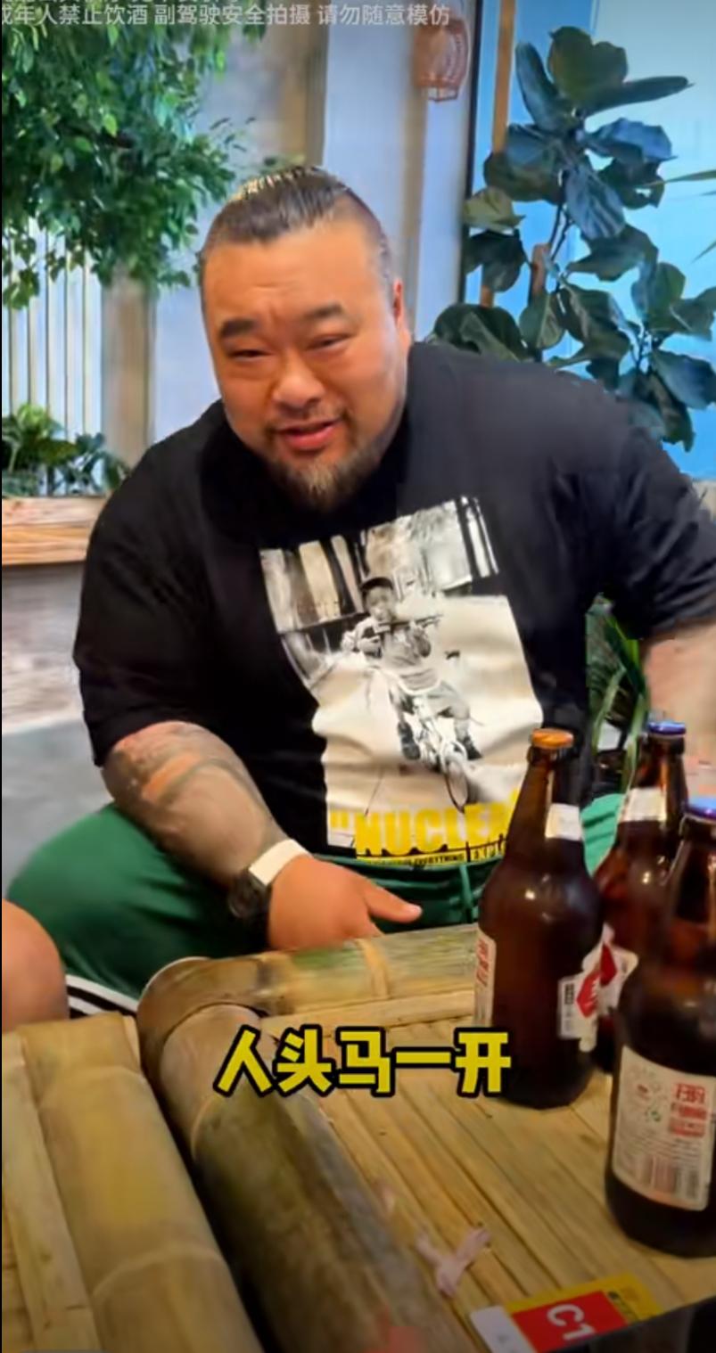 北京京爷老岳，赚大了，别人开面馆收花篮，老岳开面馆，朋友直接送人头马XO！就