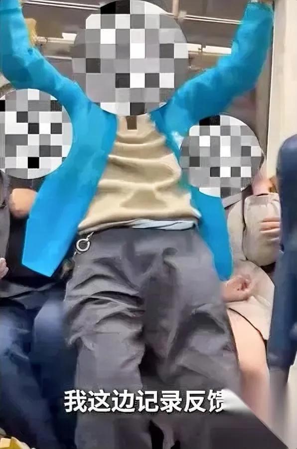 地铁现奇葩一幕！老人竟…强行坐女生腿上不松手？上海地铁这起事件看呆众人。蓝衣