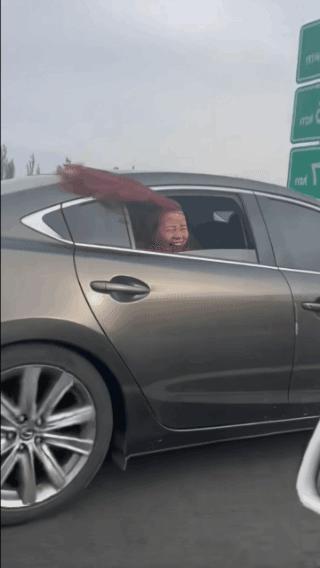 大姐第一次坐车吧？