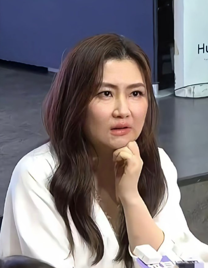 这竟是SHE的Selina。以前的甜妹任家萱最有女人味，现在有点认不出来了。