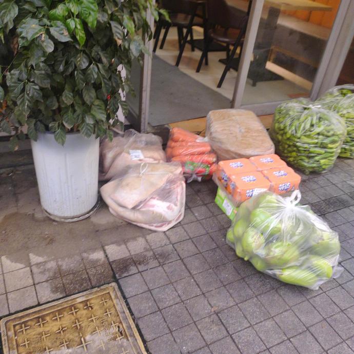 一大早逛街就能看见是不是预制菜​​​