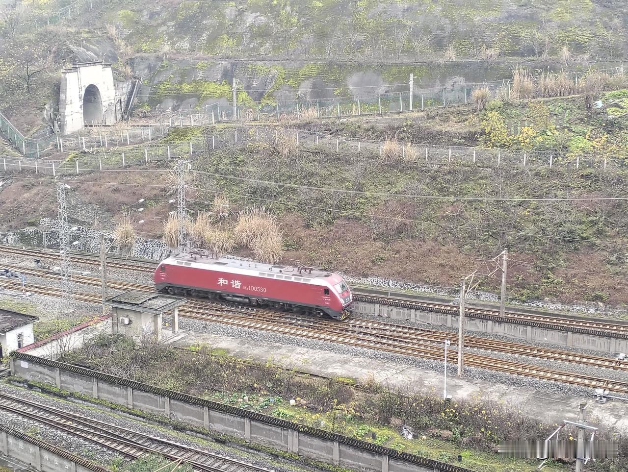 记录我的2026广州机务段的和谐1D型电力机车驶入重庆北折返所，这台机车负责牵引