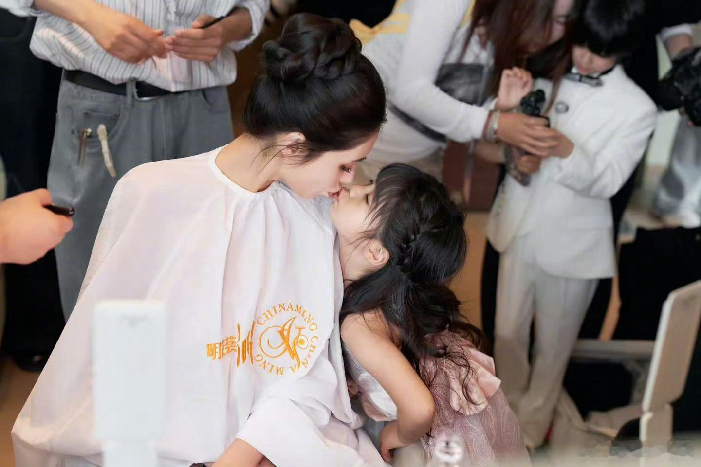 麦迪娜和女儿亲亲姜潮麦迪娜补办婚礼，花童是儿子女儿，麦迪娜和女儿亲亲好有爱~麦