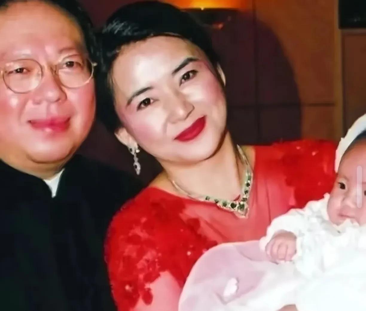 一张大美女胡慧中当年初为人母时，跟丈夫和孩子一起留下的温馨合照。大美女的颜值就是