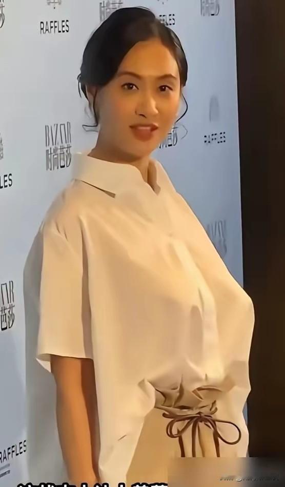 岁月从不败美人：优雅自在由心生朱茵，这位家喻户晓的传奇女星，以甜美面容与曼妙