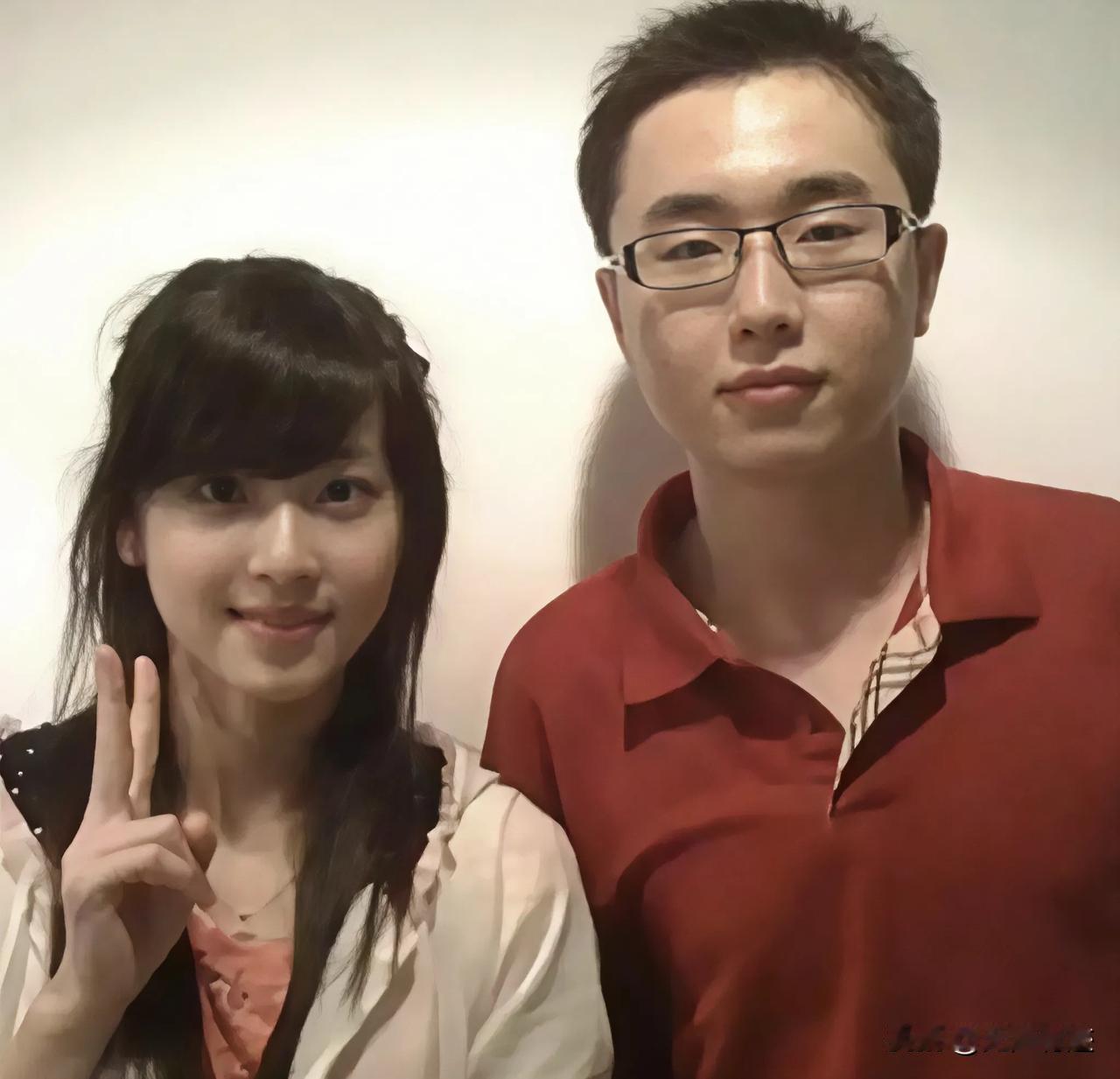 章泽天的大学同班男同学，不知道怎么就传成初恋了！看章泽天后来选择的选择就知道，