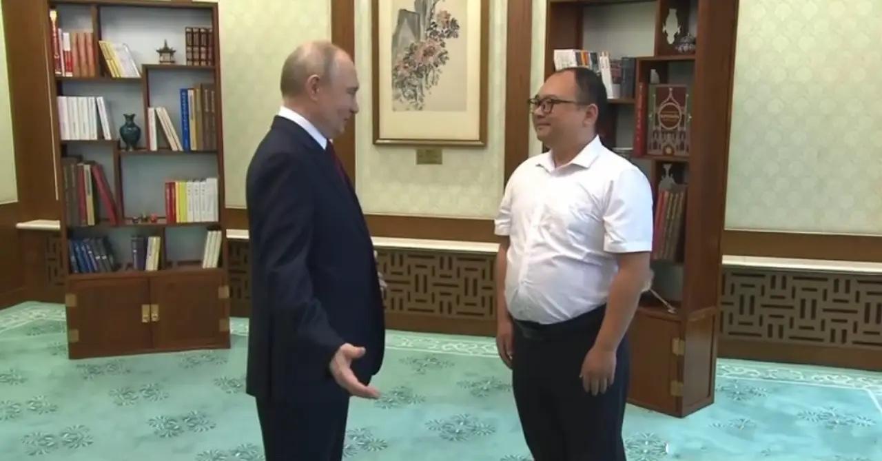 今天下午，看到普京和彭湃在人民大会堂握手的画面，真的有一种恍如隔世的感觉。谁能想