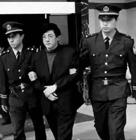 1990年，河北新来的头儿程维高，一掌权就飘了。开会问养鸡，答不上来？官帽直接摘