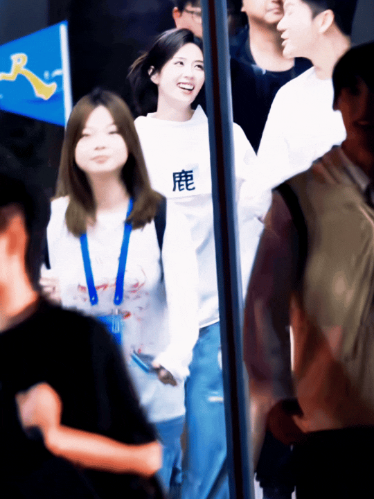 白鹿奔跑吧本次最后一次上班白鹿：本次上班打卡完成，背带裤焊在身上，快乐值拉满，阶