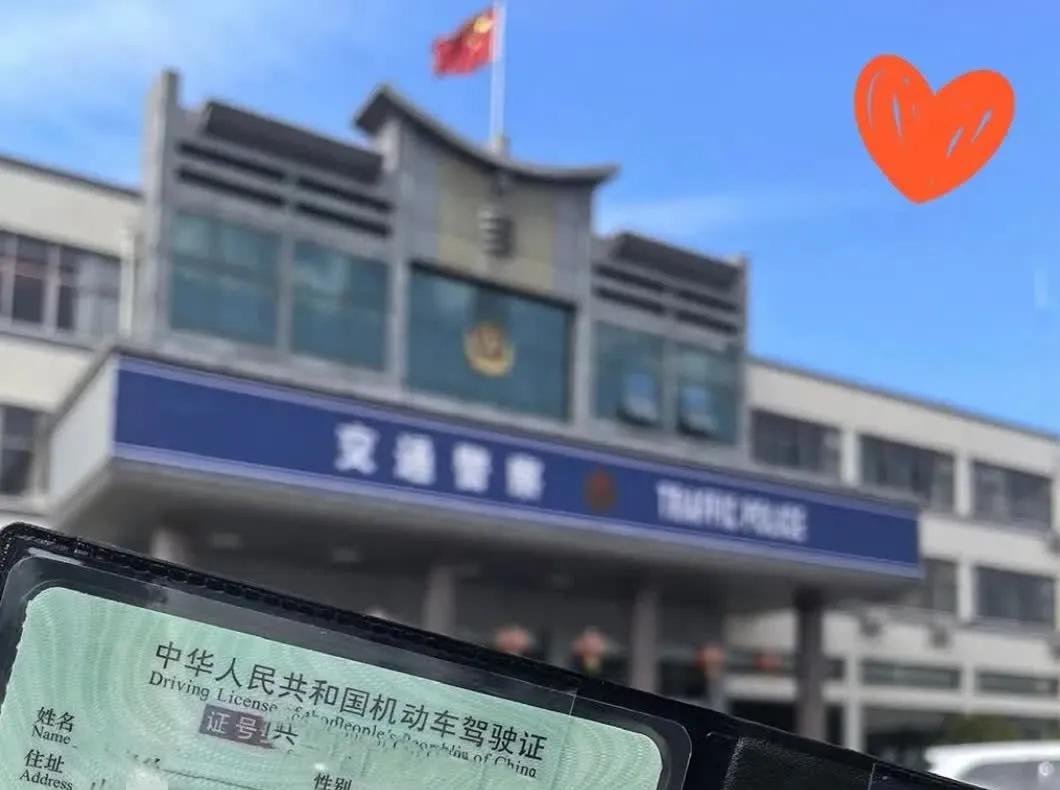 我算是看透了，科目三考场跟真实马路压根是俩平行宇宙！当年教练跟复读机似的在我耳边