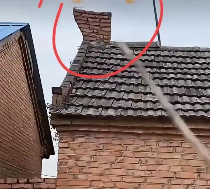 刷到个城里小伙回村，发现屋顶四角拿砖头多砌出一截，拍照上网问这是干啥。短短三天