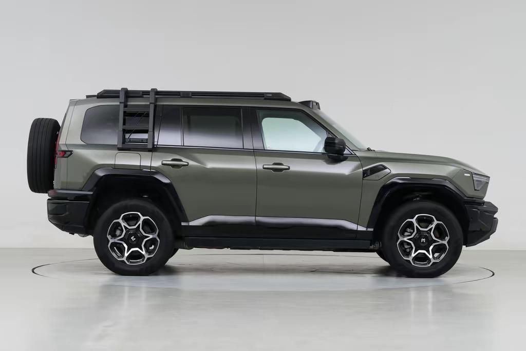 我研究了一下，为什么很多男人喜欢硬派SUV呢？多数有硬派SUV的车主，喜欢做两