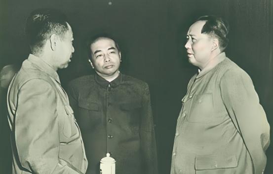 大授衔之前，毛主席突然问领导授衔工作的彭德怀，老彭，拟授将军以上的同志里面，有没
