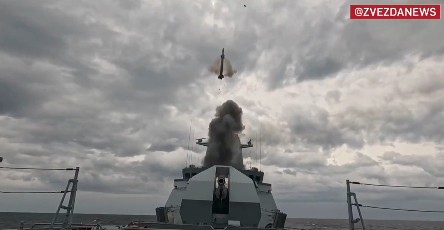 俄军20380型护卫舰发射一坑四弹的9M100近程舰空导弹。​​​​