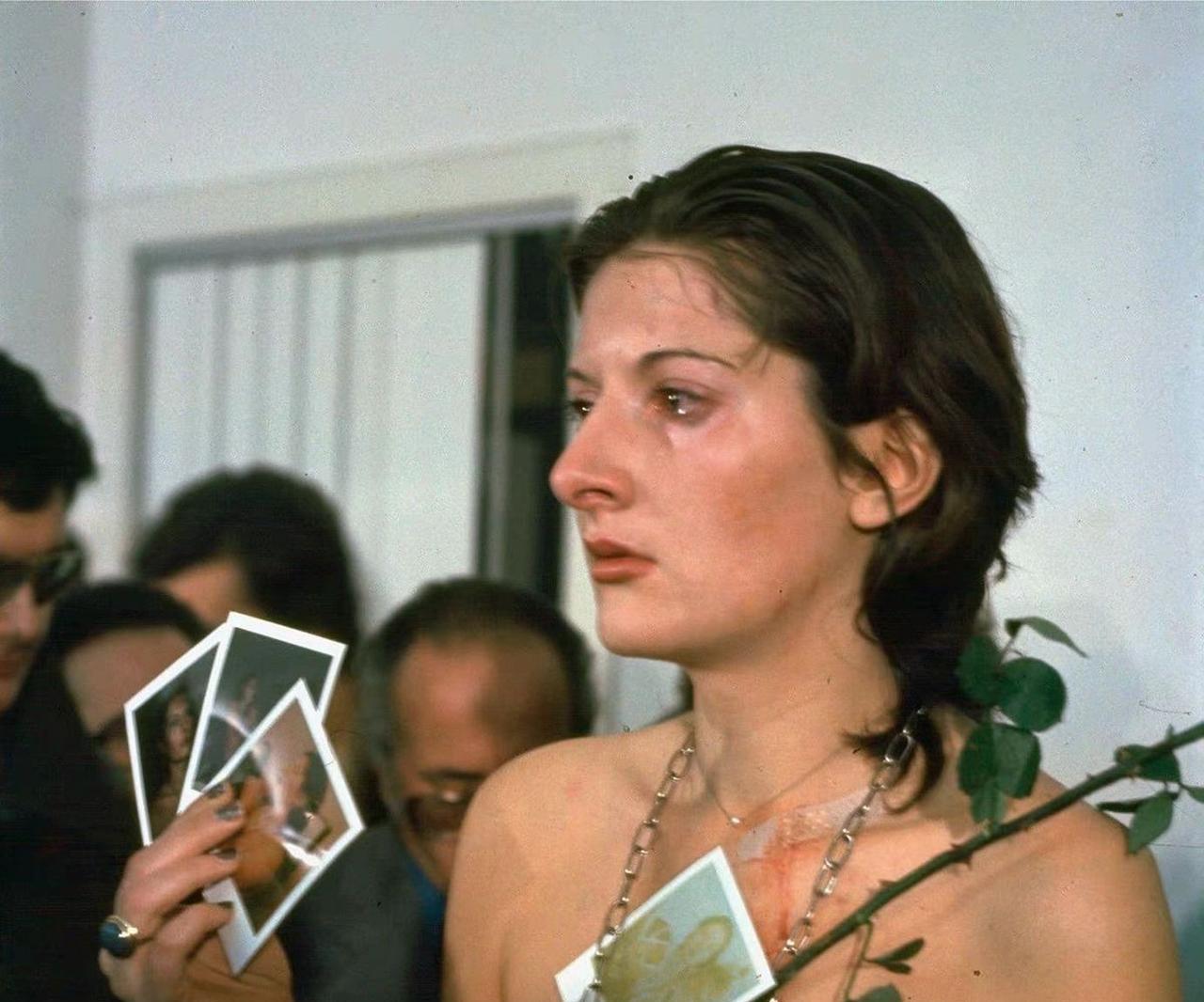 1974年，一名女人将自己麻痹后任由人们主宰自己的身体，令人没想到的是，很快她就