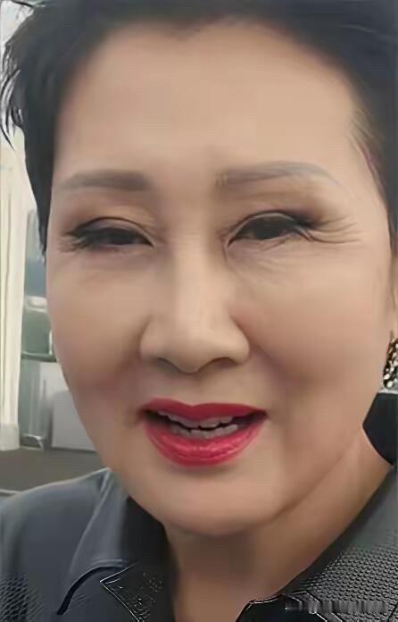 像岳红、宋春丽、王馥荔她们几个年龄大了之后虽然也有皱纹，但看着都是很自然的那种美