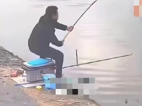 近日，湖南常德一40多岁男子在湖边钓鱼，不慎被大鱼拉下水溺亡。只见男子手握钓竿，