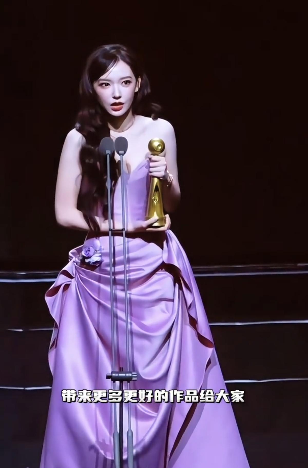 陈潇好明媚，好自信的宝宝！高跟鞋也好好看！最近换妆发师了么？让人眼前一亮又一亮[