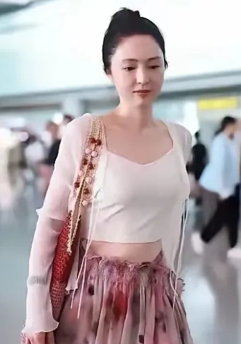 董璇走机场杀疯啦！最近董璇二婚官宣后频频出现在大众视野。她把女儿小酒窝交给了佟