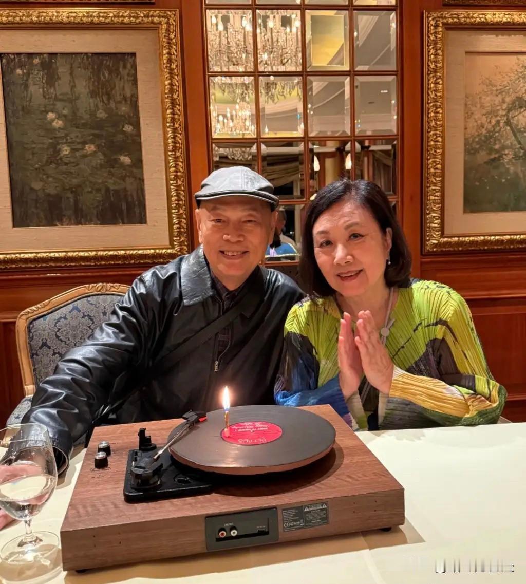 罗家英给老婆汪明荃过79岁生日，请了一帮亲友去高档西餐厅吃饭，还专门请了乐队现场