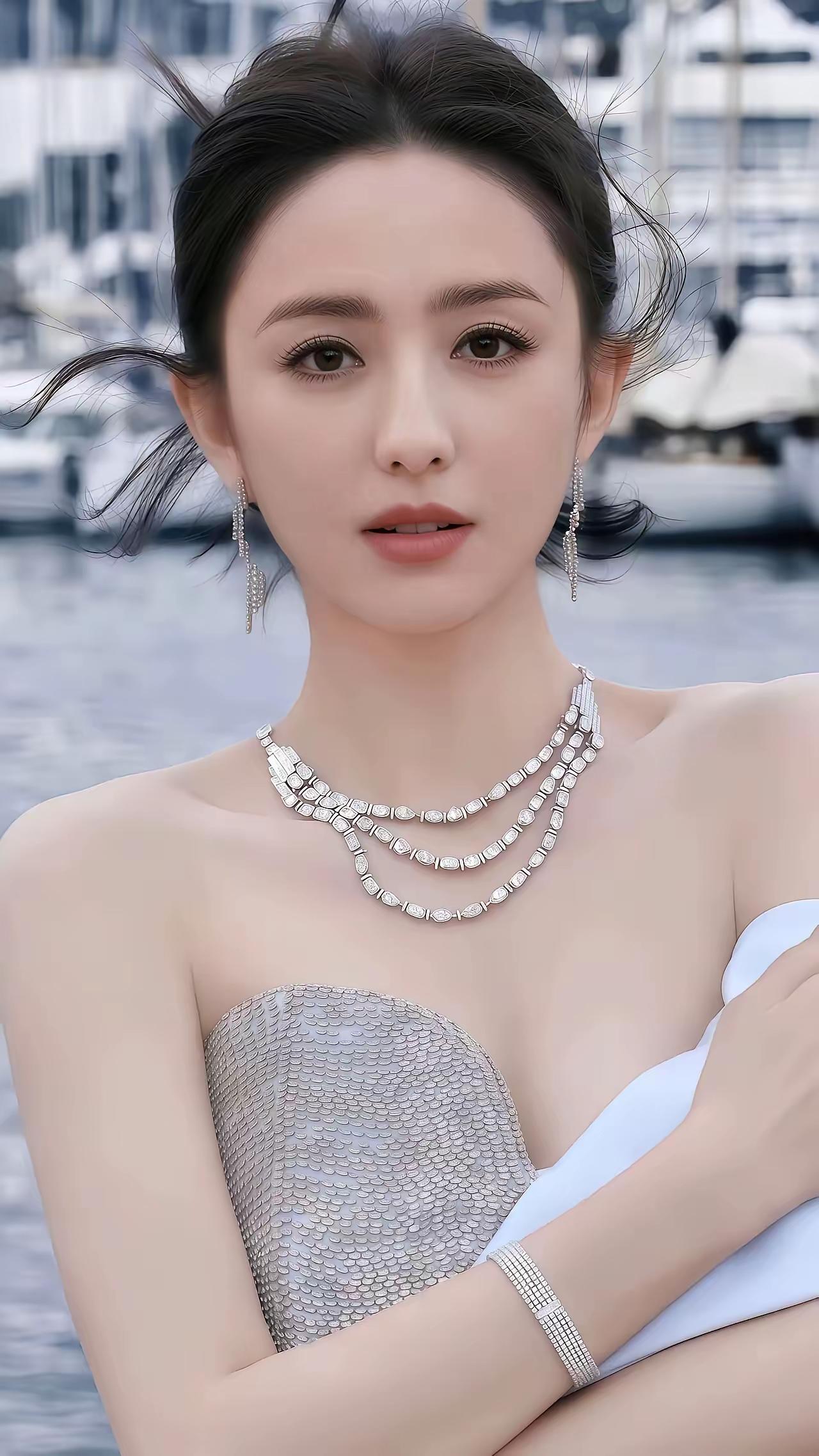 佟丽娅抹胸造型封神，解锁东方浪漫新高度！