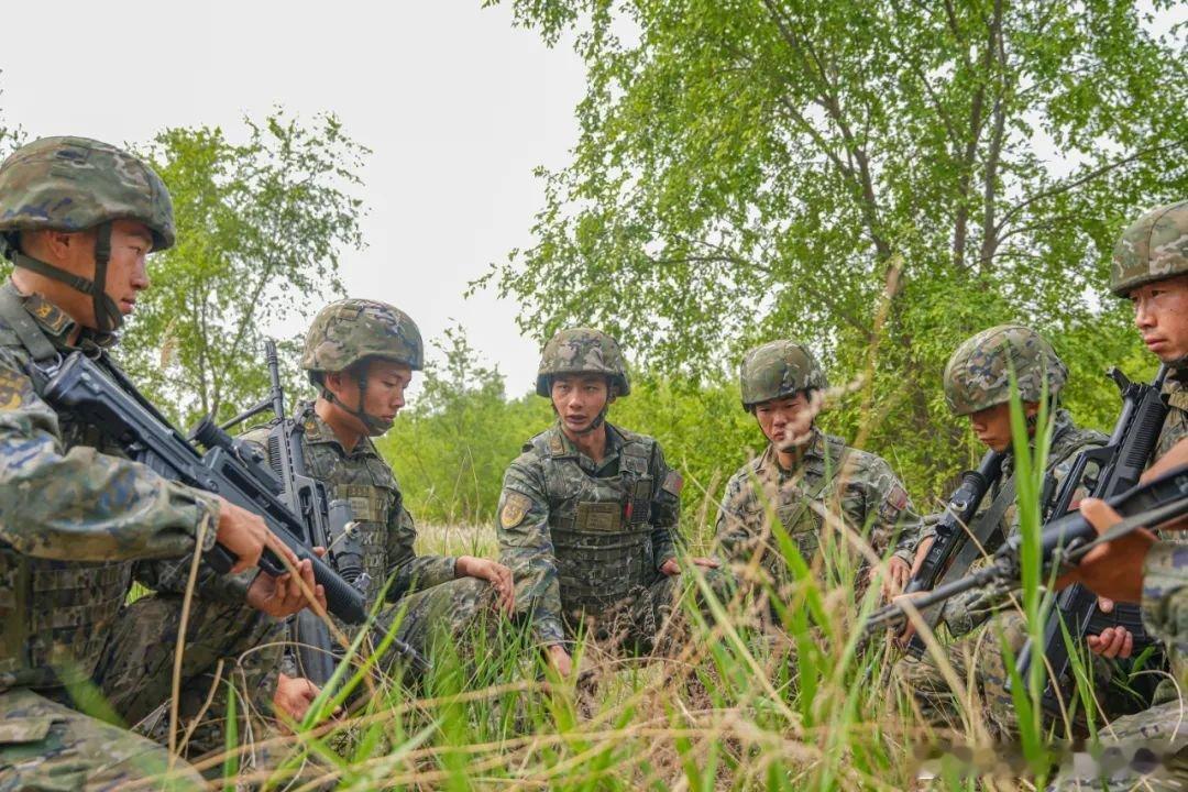 开路先锋号近日，武警天津总队机动支队依托陌生环境，组织官兵进行实战化背景