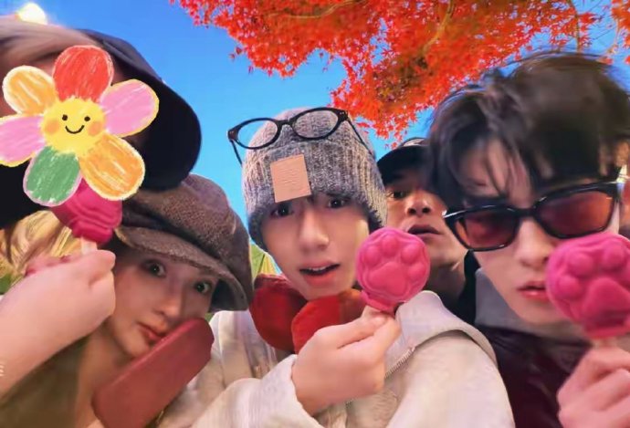 金晨和好友田嘉瑞、林子烨、汪汐潮一起去打卡了迪士尼，玩的好开心​​​